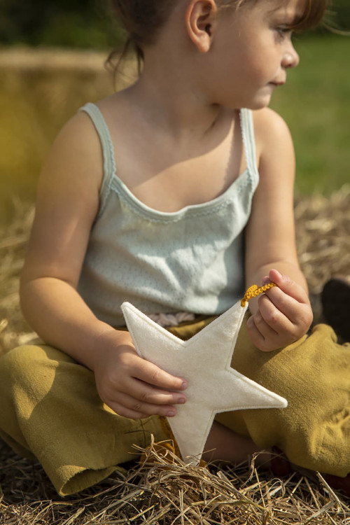 STERNHÄNGER MIT POMPONS