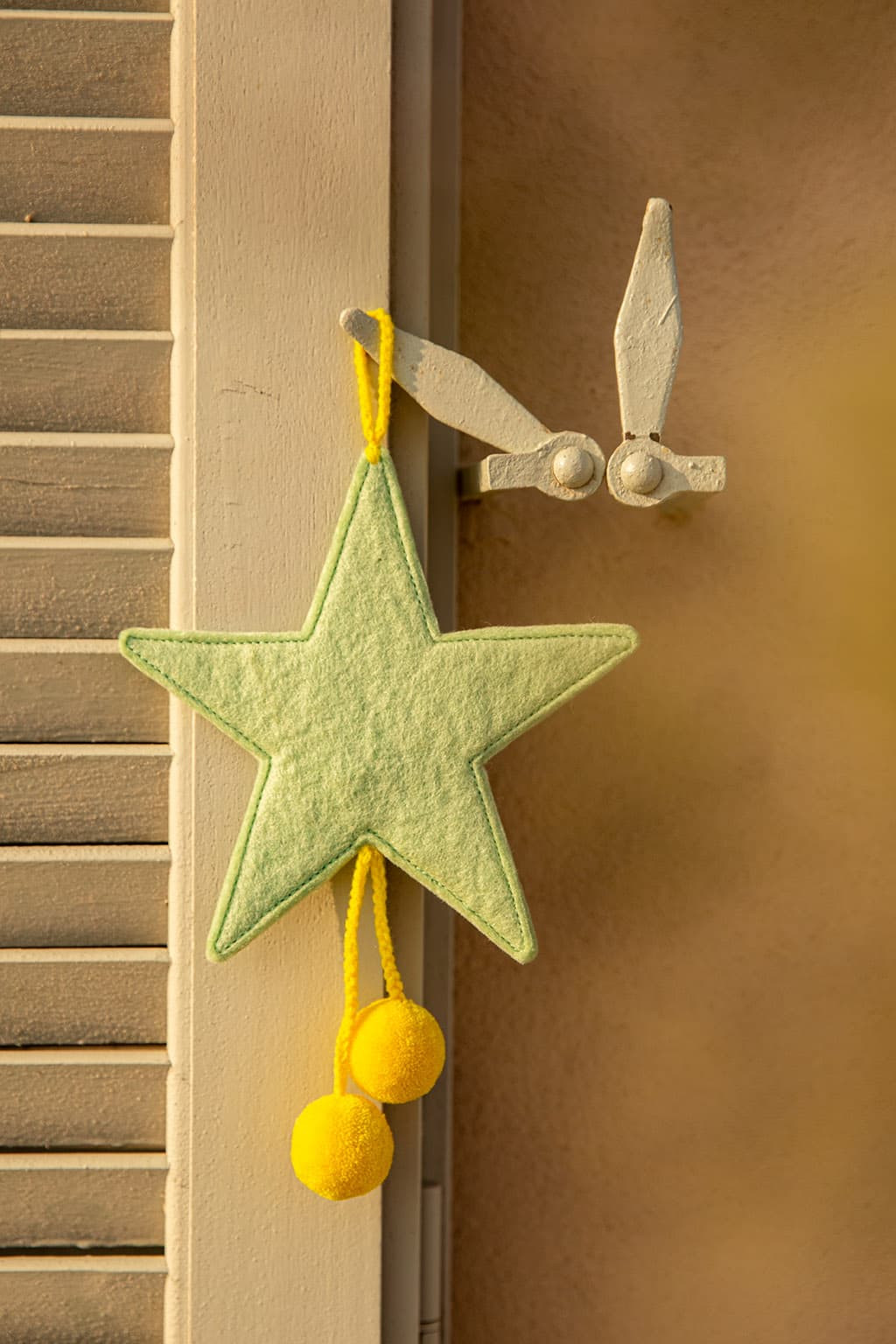 POMPOMS STAR HANGING