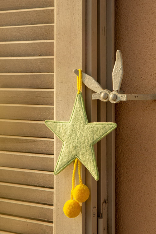 POMPOMS STAR HANGING