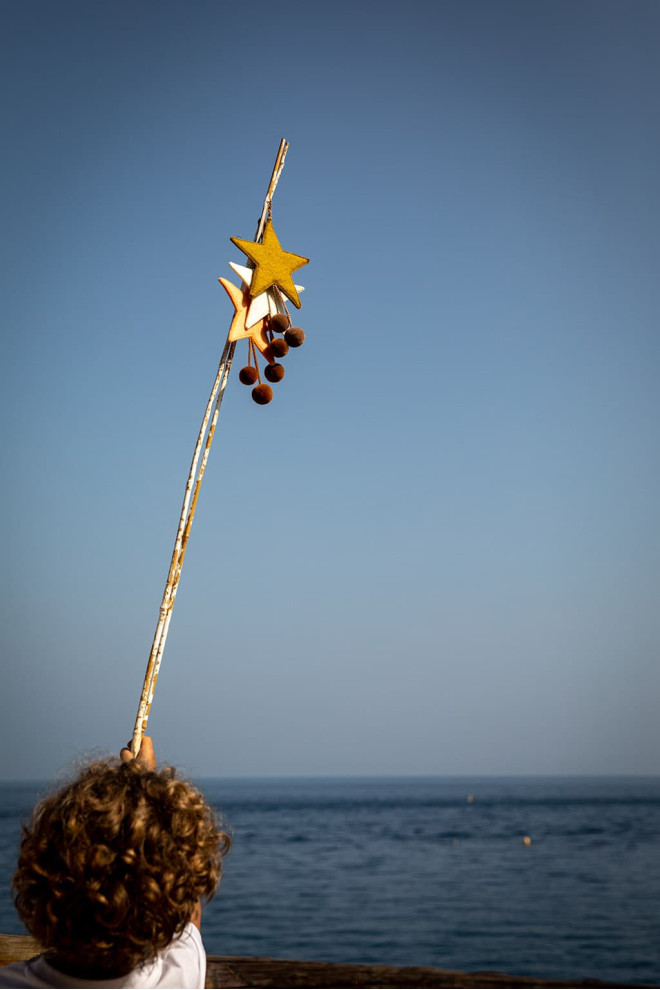 STERNHÄNGER MIT POMPONS