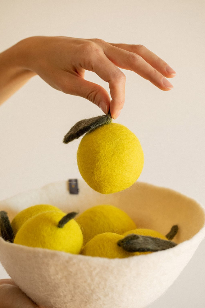 des citrons jeunes acidulés en feutre fabriqués à la main