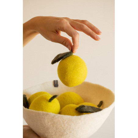 des citrons jeunes acidulés en feutre fabriqués à la main
