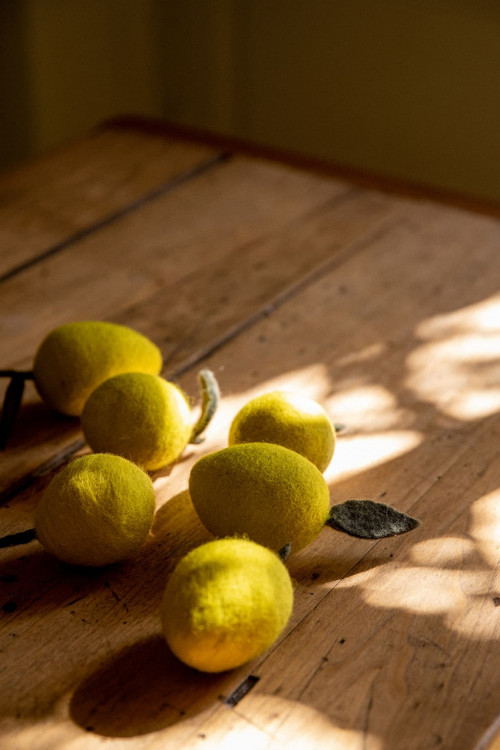 des citrons en feutre sur une table en bois pour une décoration ludique des citrons en feutre sur une table en bois pour une décoration ludique