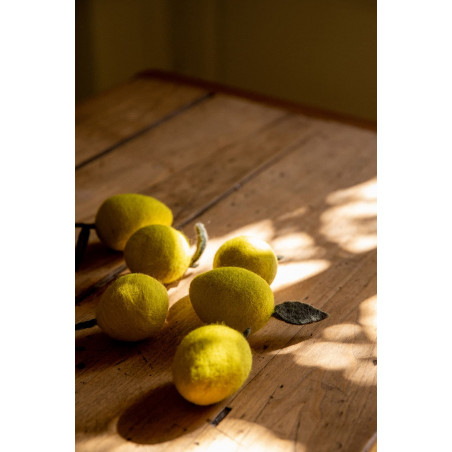 des citrons en feutre sur une table en bois pour une décoration ludique