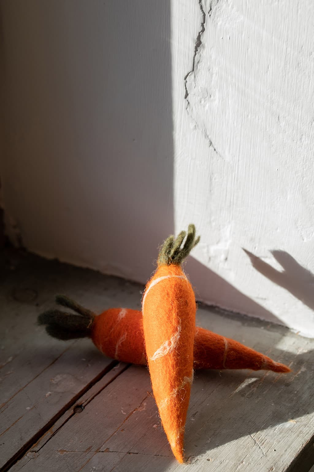 deux carottes en laine feutrées artisanalement