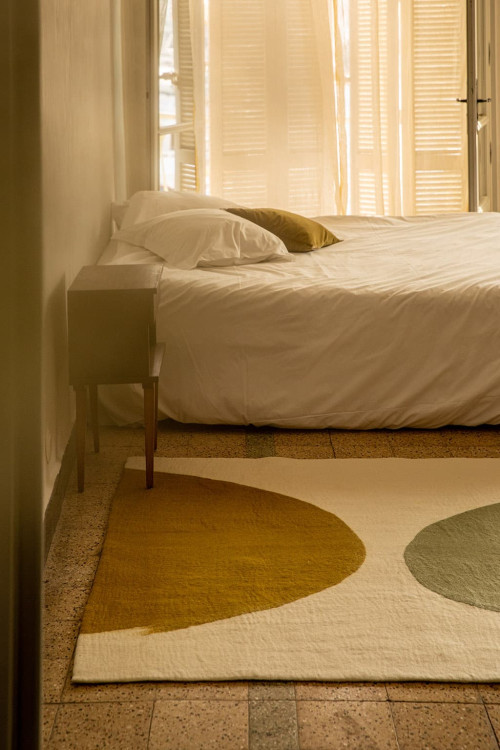 Grand tapis artisanal en laine feutrée à motifs organiques