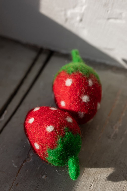 deux fraises en feutre fabriquées à la main