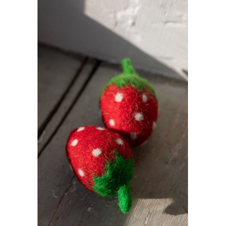 deux fraises en feutre fabriqués à la main
