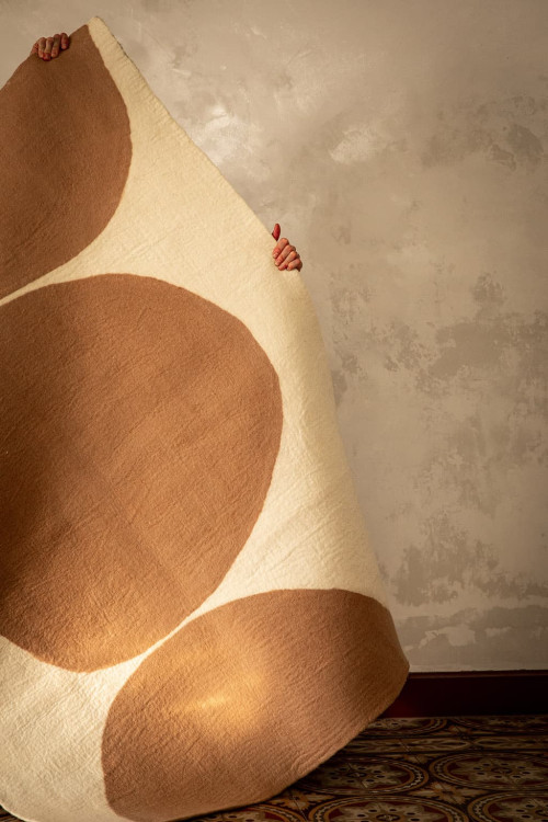 Tapis en laine à motifs organiques pour réchauffer la déco