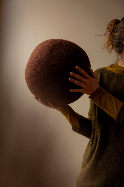 BALLFÖRMIGES PUFFKISSEN