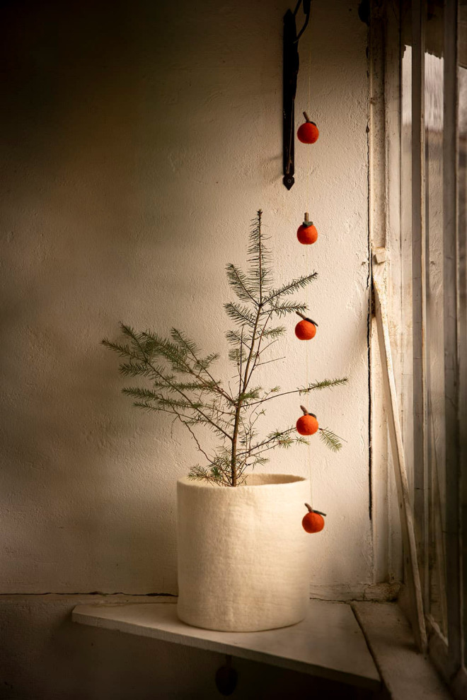 Wolvilt slinger met clementines om op te hangen, handgemaakt in Nepal