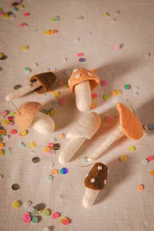 SET VAN 6 KLEINE HANGENDE PADDENSTOELEN