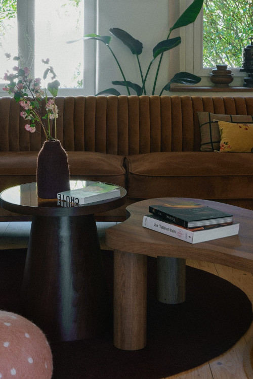 Wohnzimmer mit Couchtisch und Samtsofa