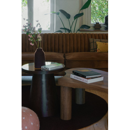 Woonkamer met salontafel en fluwelen bank