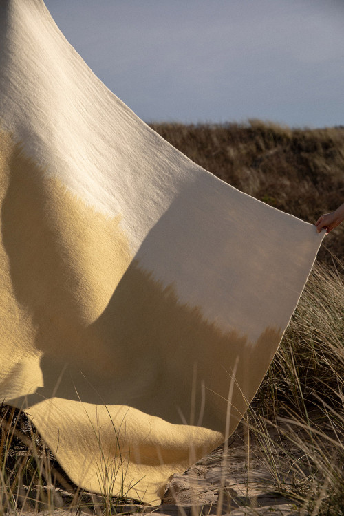 Large rectangle rug in two-tone wool felt for a warm atmosphere