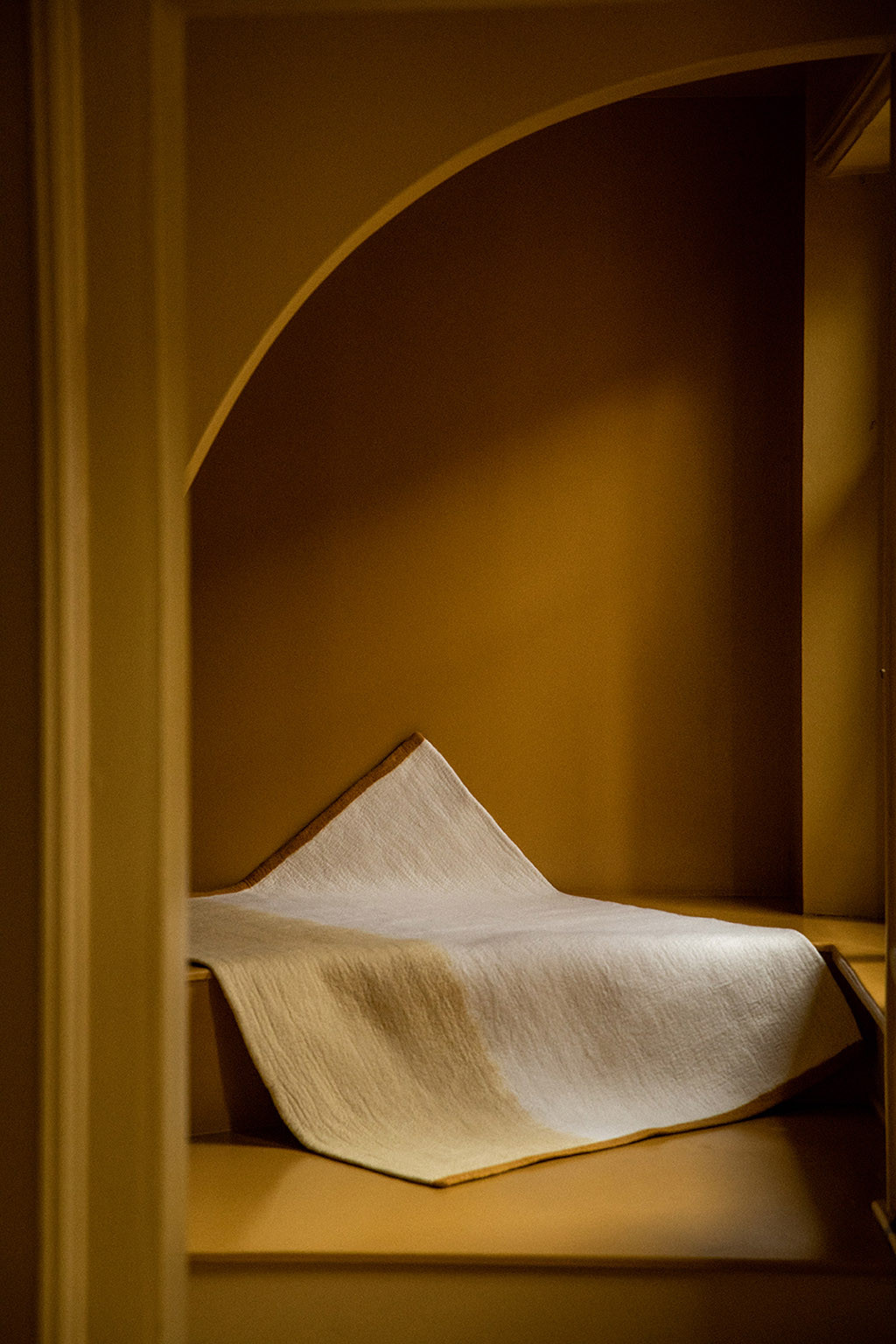 Rectangular carpet in tricolored felt for a contemporary decoration