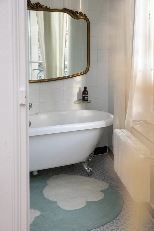 Round blue wool felt cloud carpet for the bathroom Round blue wool felt cloud carpet for the bathroom