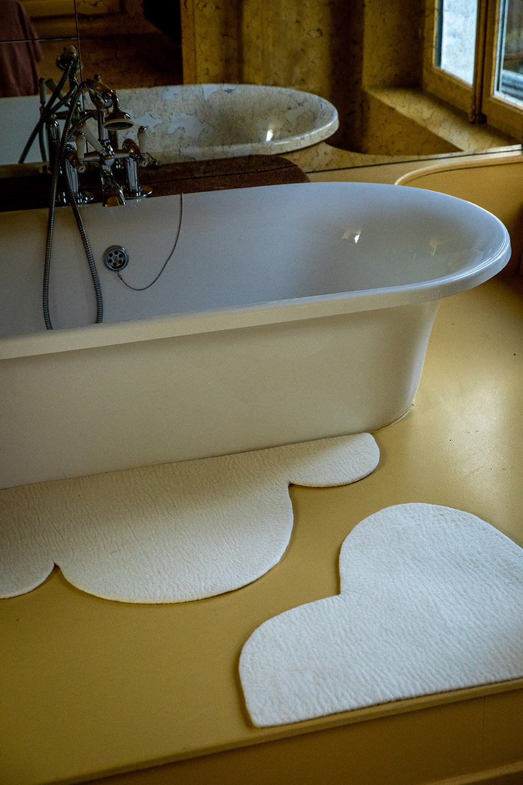 Deux tapis de bain nuage en feutre de laine pour la salle de bain