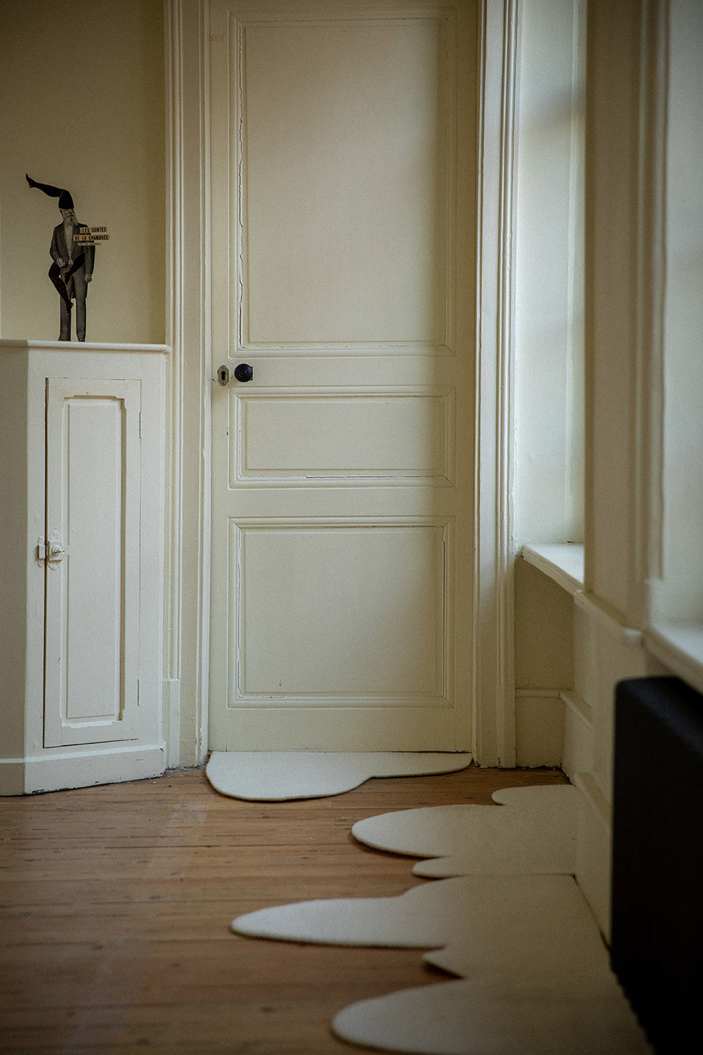 Duo of small white felt cloud mats to dress the floor