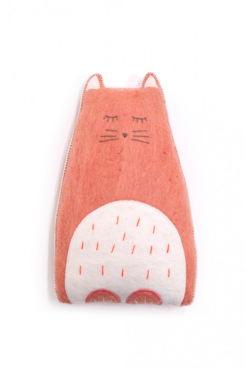 coussin pasu kitty litchi en feutre et kapok