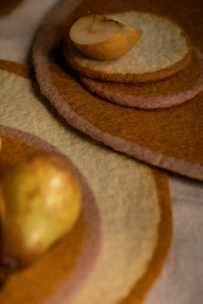Felt placemat and ceramic cup for an authentic decoration
