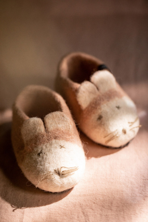 des chaussons pour enfant en forme de souris fabriqués artisanalement en feutre naturel