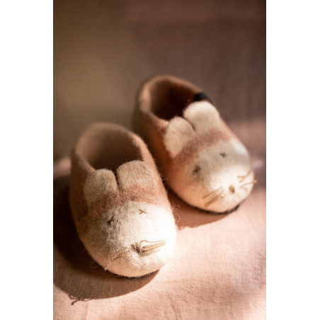 des chaussons pour enfant en forme de souris fabriqués artisanalement en feutre naturel