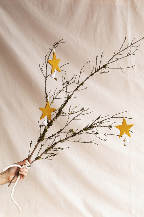MINI STARS WITH POMPOMS