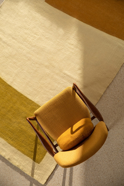 Grand tapis rectangle tricolore en laine feutrée pour une décoration moderne du salon