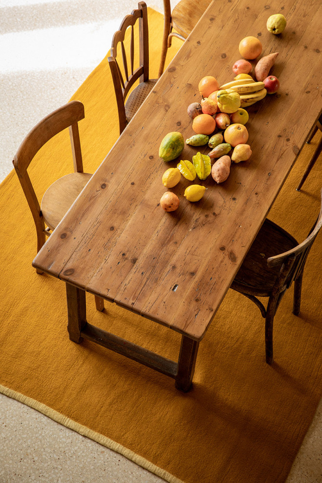 Grand tapis rectangle bicolore en laine sous une table à manger