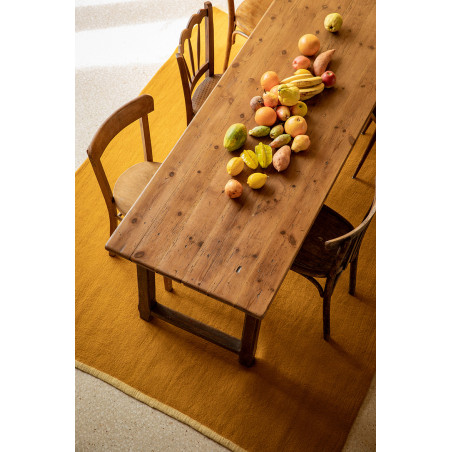 Grand tapis rectangle bicolore en laine sous une table à manger