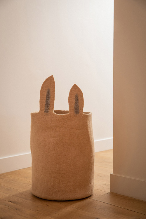 un grand panier de rangement en feutre avec des oreilles de lapin un grand panier de rangement en feutre avec des oreilles de lapin