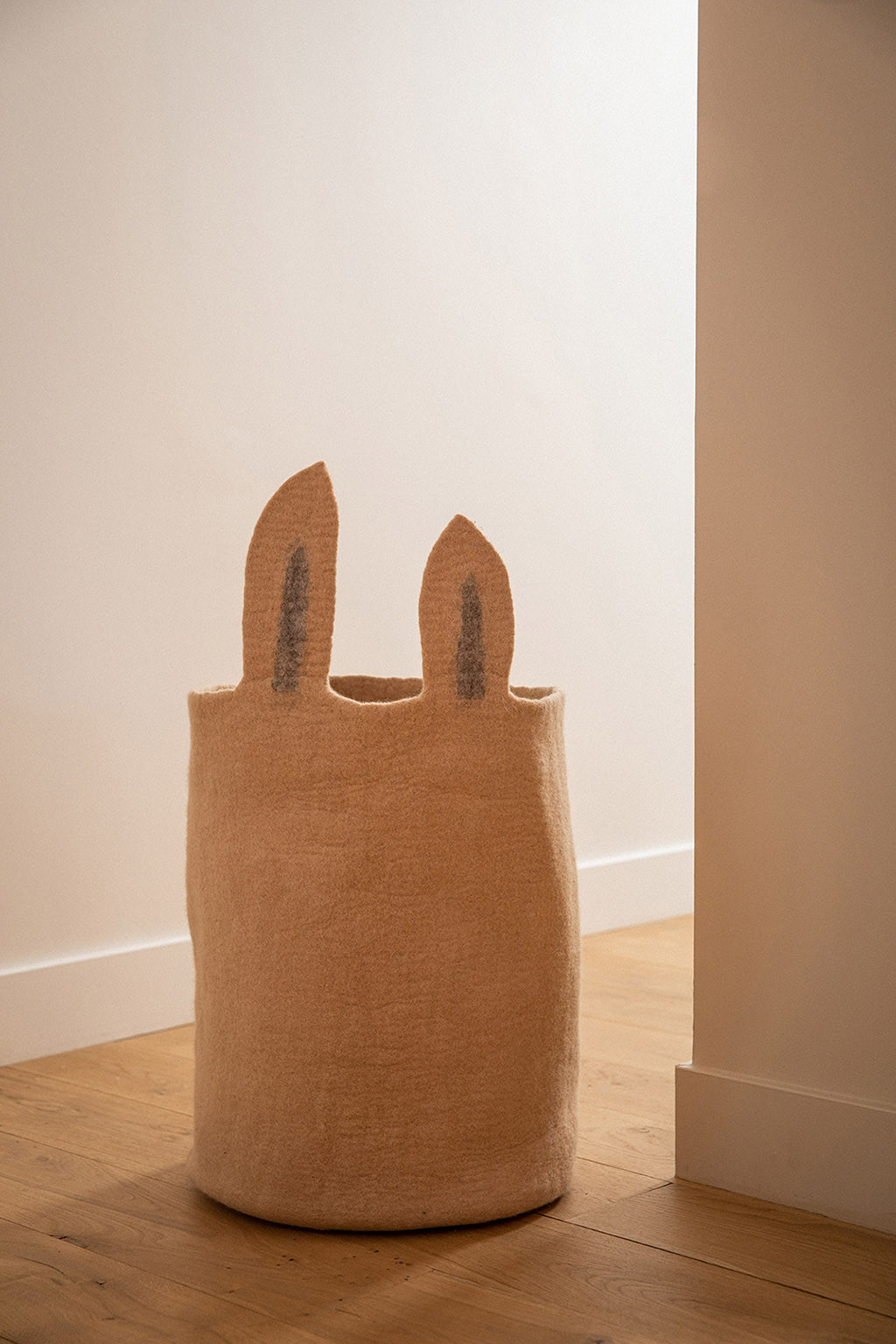 un grand panier de rangement en feutre avec des oreilles de lapin