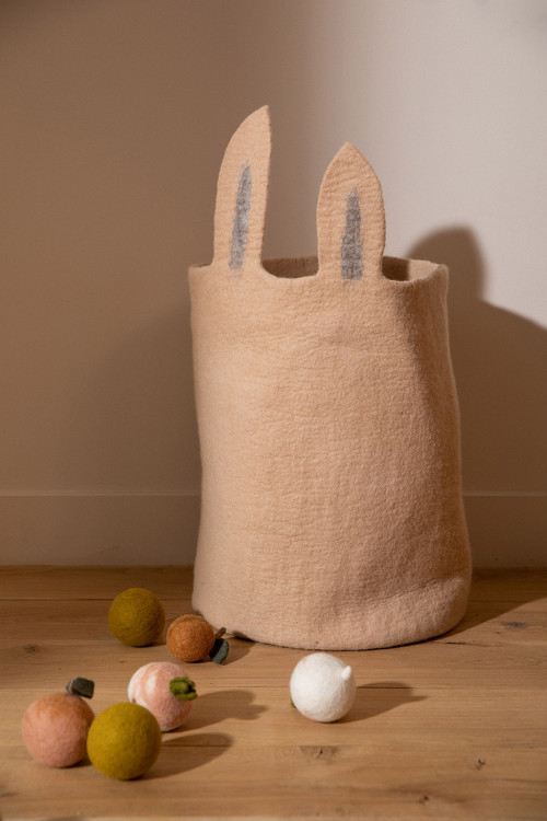 Un grand rangement en matière naturelle pour une décoration chaleureuse Un grand rangement en matière naturelle pour une décoration chaleureuse