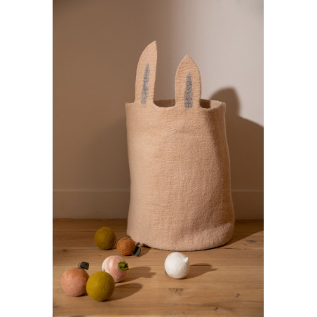 A large storage in natural material for a warm decoration
