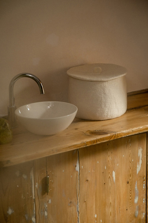 panier de rangement en feutre avec son couvercle pour la salle de bain