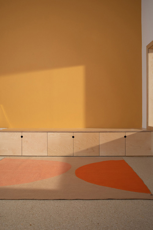 Grand tapis tricolore en laine bouillie pour le salon