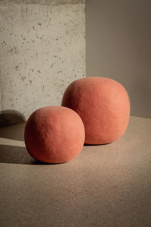 Deux balles pouf de tailles différentes