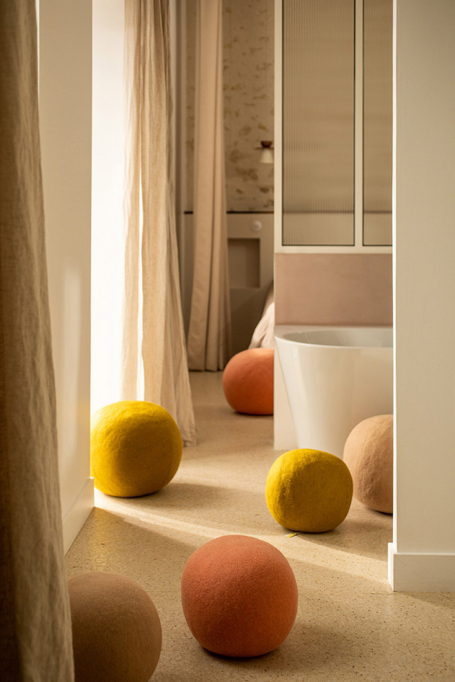 Poufs en feutre éparpillés pour une décoration ludique