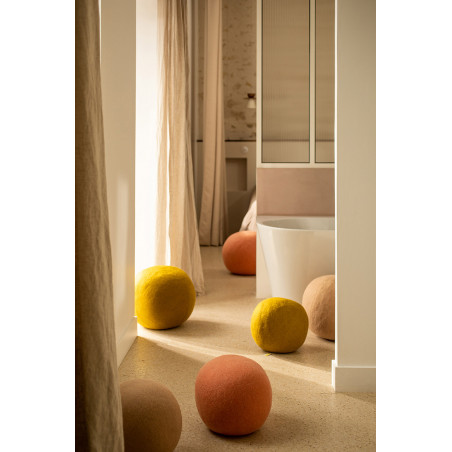 Poufs en feutre éparpillés pour une décoration ludique