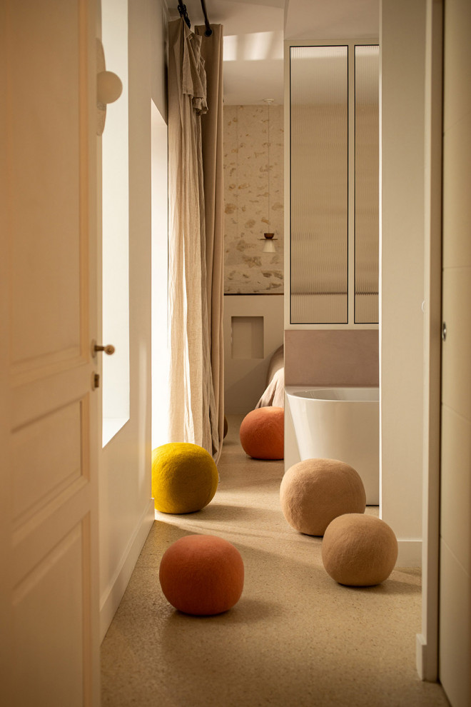 Poufs en feutre éparpillés pour une décoration ludique
