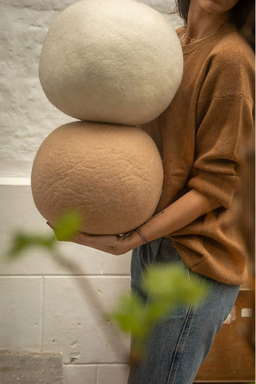 Deux balles pouf portés par une femme