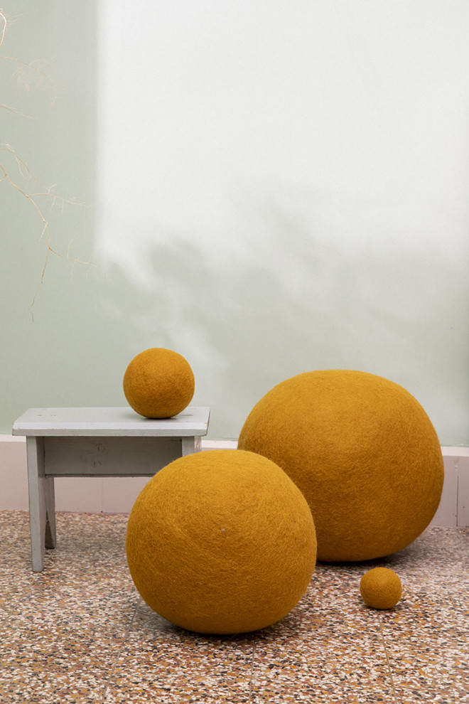 Poufs en feutre éparpillés pour une décoration ludique