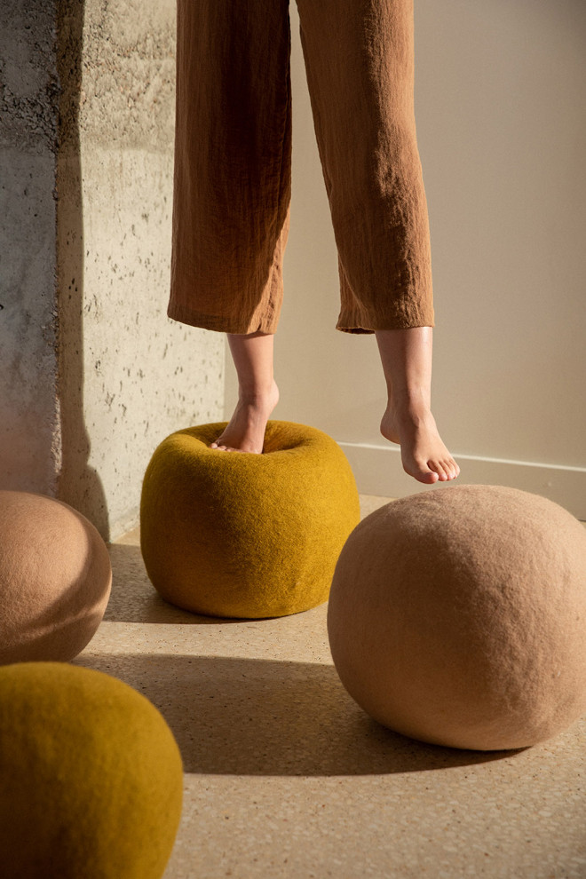 Poufs en feutre éparpillés pour une décoration ludique
