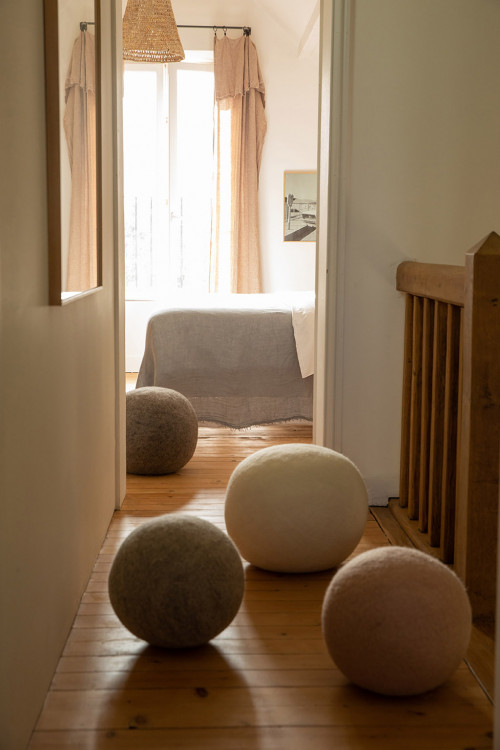 Soft colors and felt balls for a soothing atmosphere