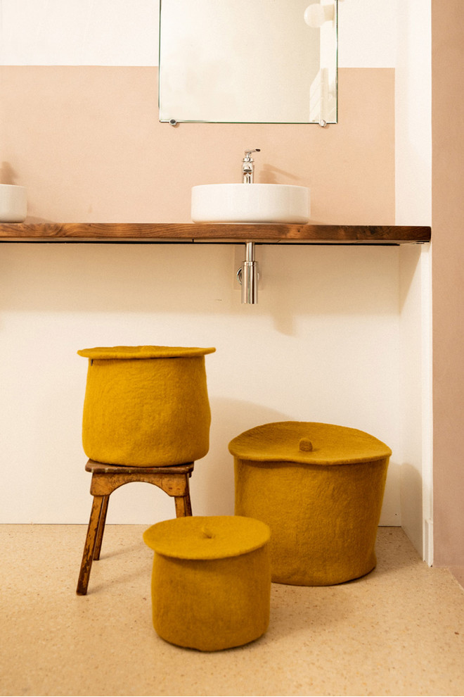 un couvercles pour dissimuler ses objets dans ce panier en laine bouillie