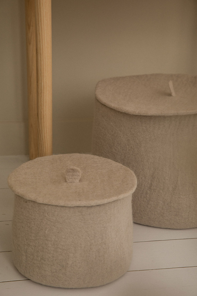 un couvercles pour dissimuler ses objets dans ce panier en laine bouillie