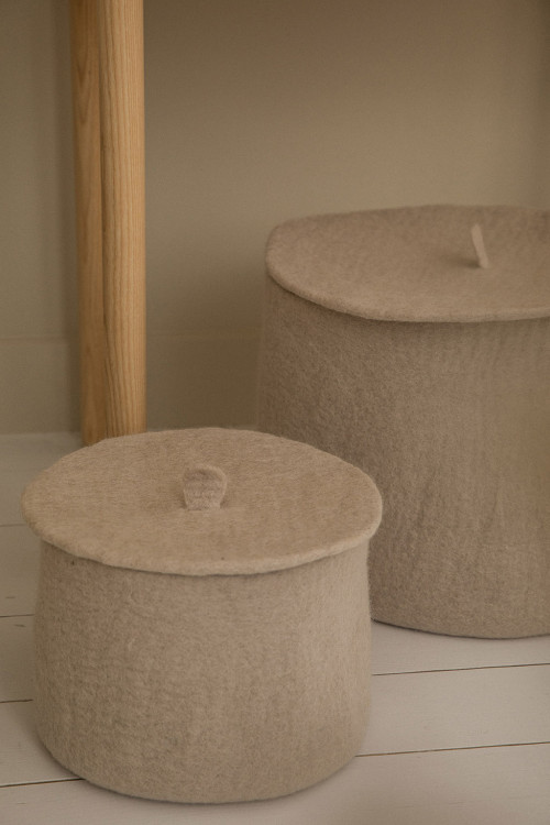 matching covers to the beige felt baskets for a refined decoration