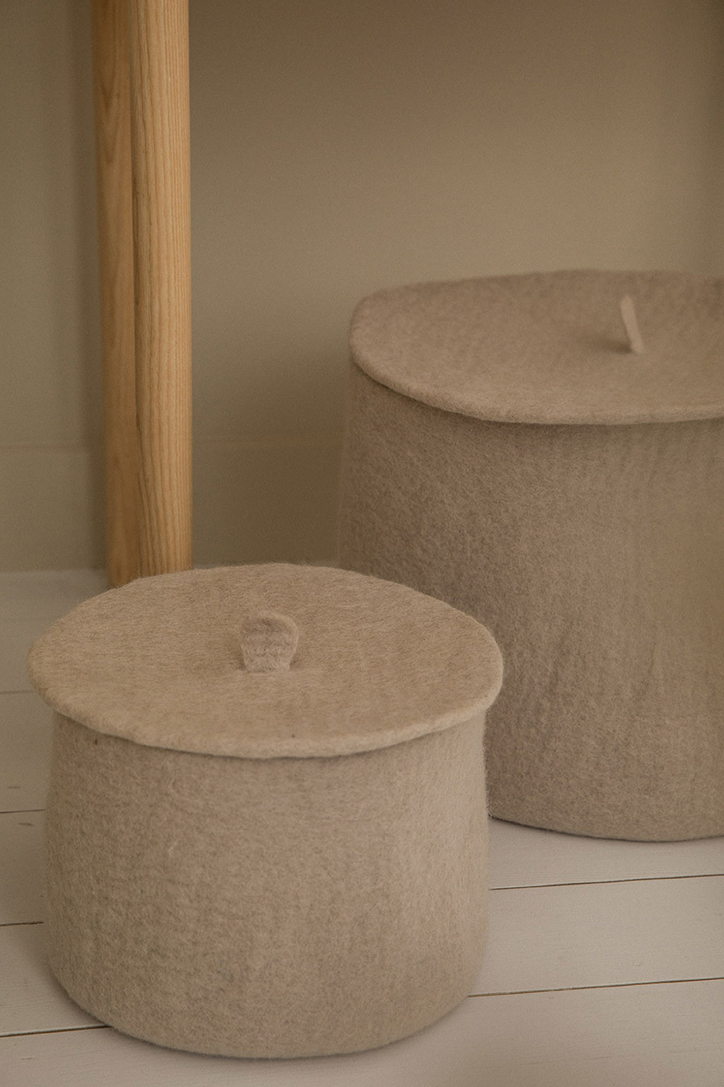 matching covers to the beige felt baskets for a refined decoration