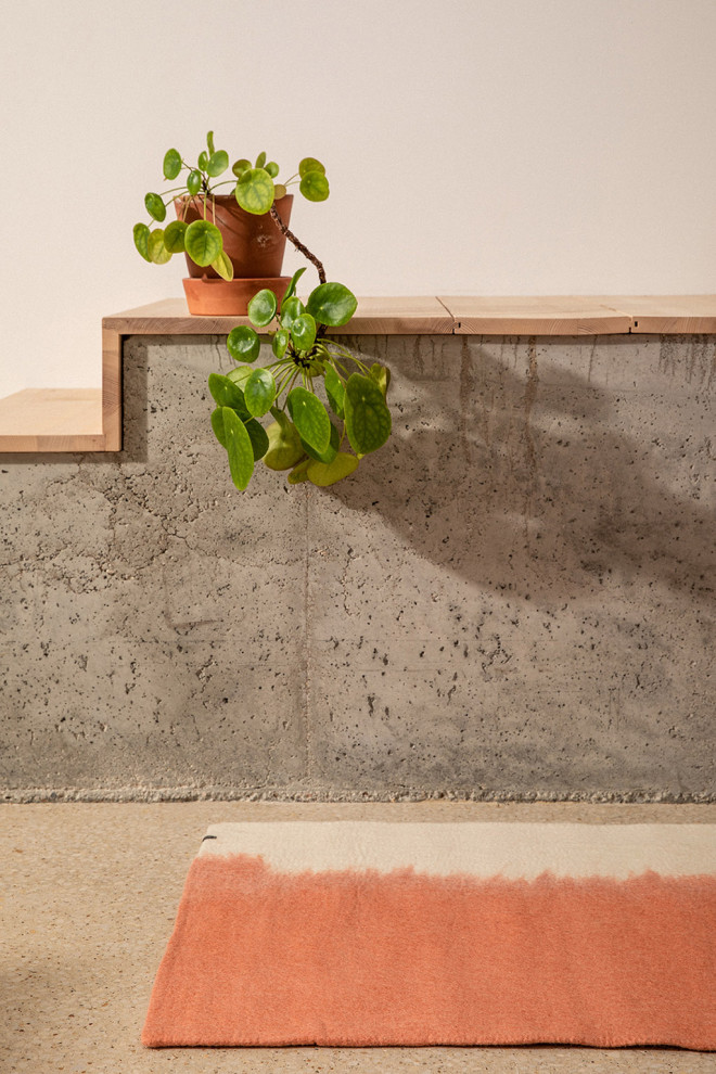 Long rectangular wool felt rug in pink and white for a minimalist decoration